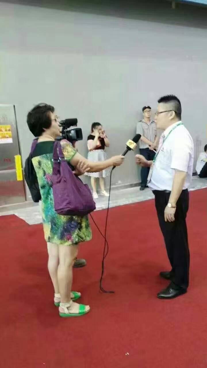 廣東電視臺(tái)正在采訪漆強(qiáng)化工總經(jīng)理張總2