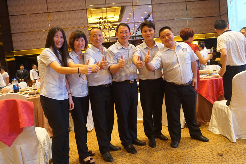 漆強化工網(wǎng)絡(luò)團(tuán)隊與CCTV-2 央視財經(jīng)評論員、單仁資訊集團(tuán)董事長單仁合影(右三)