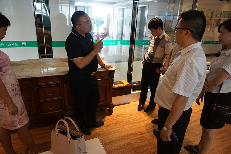 李江會(huì)長(zhǎng)對(duì)漆強(qiáng)化工的企業(yè)文化、產(chǎn)品品質(zhì)確認(rèn)