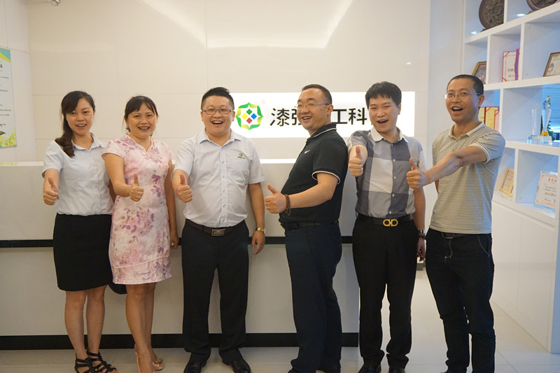 和家居產(chǎn)業(yè)鏈執(zhí)行會(huì)長(zhǎng)李江先生（右三）一行人合影