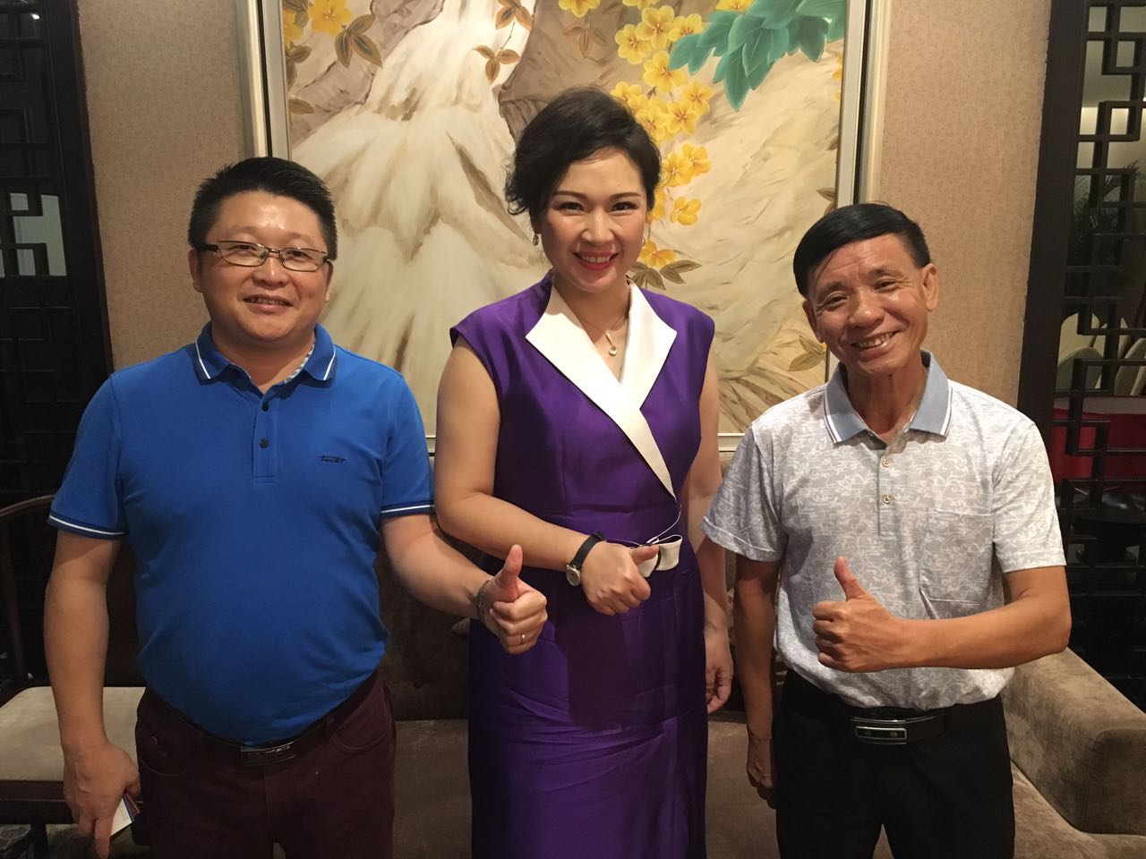 漆強(qiáng)化工總經(jīng)理張文與蘭芳、胡景釗合影