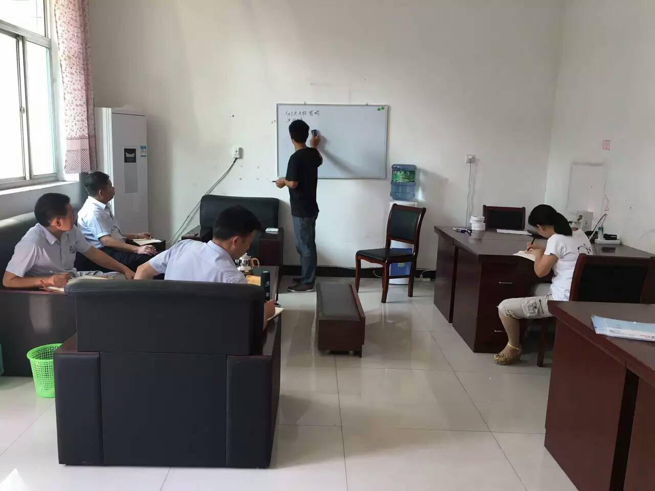 戴老師為漆強(qiáng)外省業(yè)務(wù)經(jīng)理進(jìn)行經(jīng)銷商服務(wù)培訓(xùn)