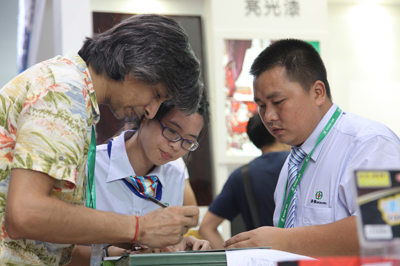 漆強(qiáng)化工家具廠在廣博會(huì)接待浙江客戶(hù)場(chǎng)面