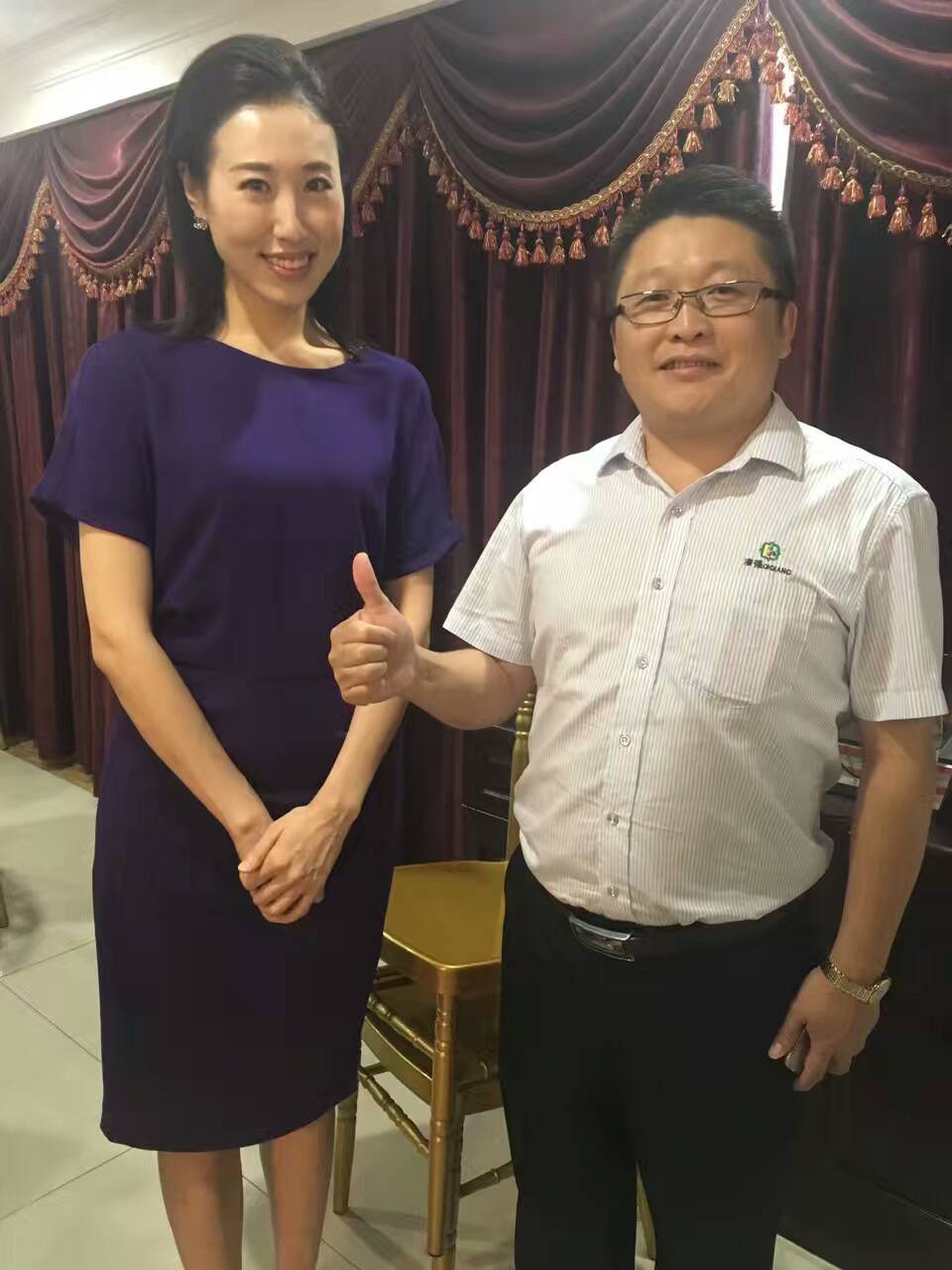 央視主持人夏善鎣（左）和漆強(qiáng)化工總經(jīng)理張文（右）合影
