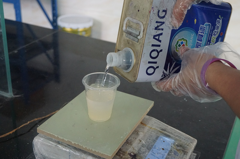 漆強(qiáng)QU-3003 PU特清透明底漆精確調(diào)配