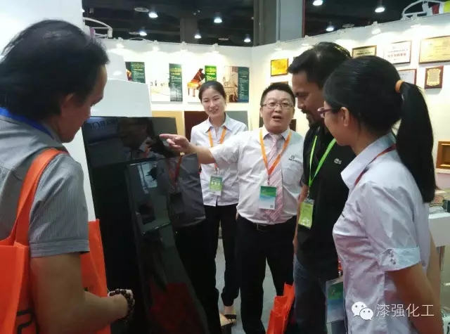 漆強(qiáng)化工亮光漆廠家中博會現(xiàn)場