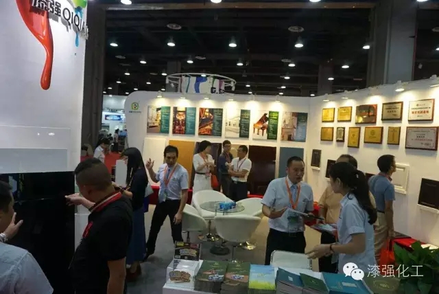 漆強(qiáng)化工亮光漆廠家中博會現(xiàn)場2
