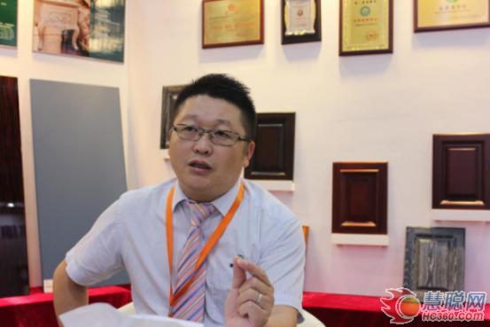 漆強(qiáng)化工在13屆中博會接受慧聰采訪
