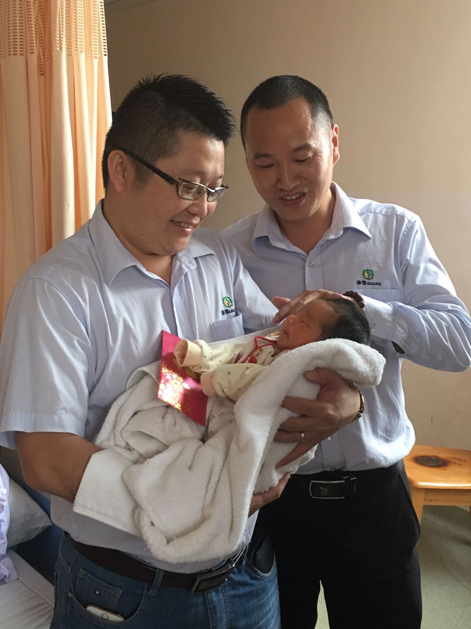 漆強化工總經(jīng)理張文探望員工
