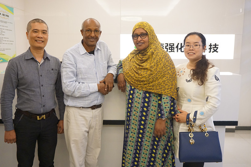 銷售經(jīng)理黃茂勝（左一） mohamud（左二）一行人合影