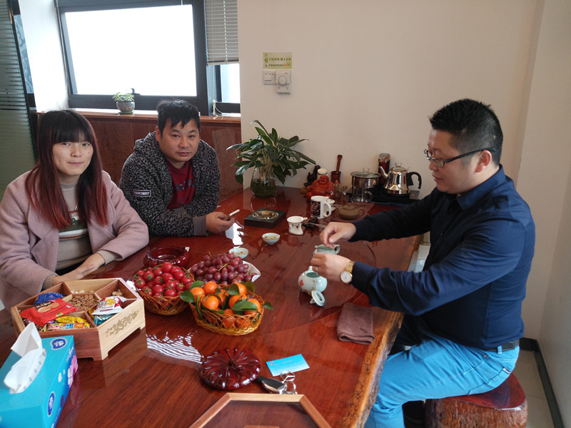福建泉州陳總（左一）、曾總（左二）和漆強(qiáng)化工總經(jīng)理張文（右一）